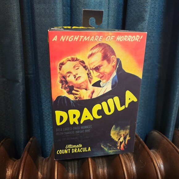 NECA: Universal Monsters - Dracula Carfax Abbey Ultimate 7" Action Figure - Picture 2 of 14